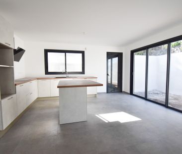 Location Maison 4 pièces 101m² ST DENIS 97490 - Photo 2