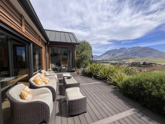 Tranquil living with mountain views - Photo 1