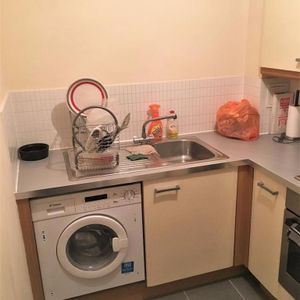 1 bedroom in a house share to rent - Photo 2