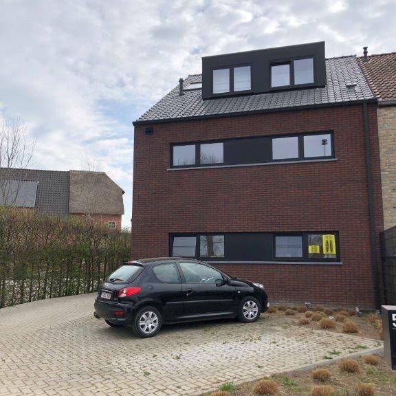 Recent gelijkvloers appartement met 2 slaapkamers, tuin en carport. - Foto 1