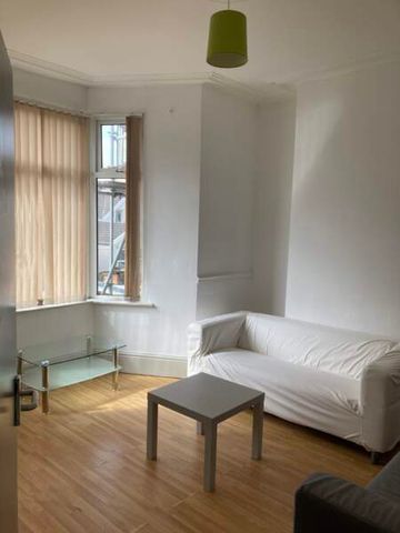 Large First Floor Double – Cromwell Street - Photo 2