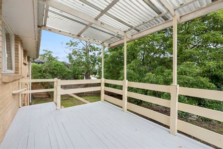 Freshly Painted Family Home in a Prime Doncaster East Location - Photo 3