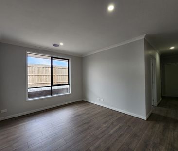 35 Speckle Cct, Sunbury, Vic 3429 - Photo 5