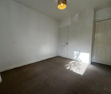 3 bedroom flat to rent - Photo 4