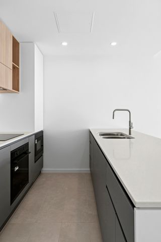 One Bedroom Apartment with Panoramic Views! - Photo 3