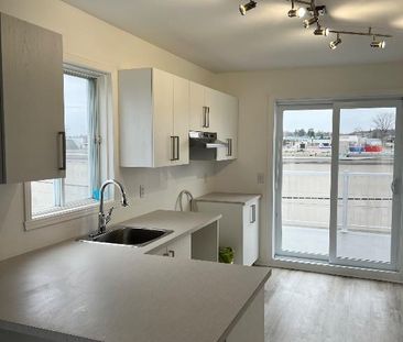 Très beau grand 5 1/2 à louer à St Jérôme très propre impeccable , ... - Photo 2
