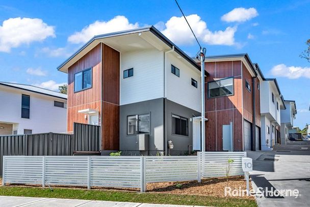 Stylish Townhouse - Photo 1