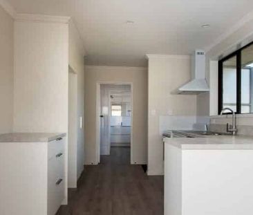 Beautifully Renovated Brick Home in Popular Witherlea - Photo 3