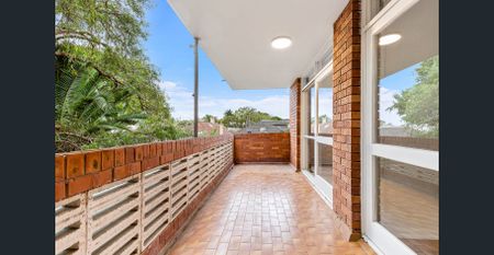 Fully Renovated Three Bedroom Apartment - Photo 5