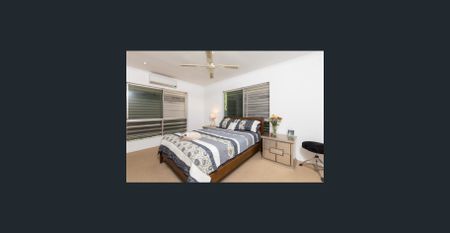 Amazing Stunning Home - Huge Work Shed with Power and Water plus Side Access - Photo 4