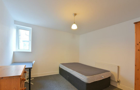 Flat 2. 24 Barbican Road - Photo 2