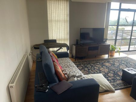 3 Bed Penthouse, Town Meadow, TW8 - Photo 2