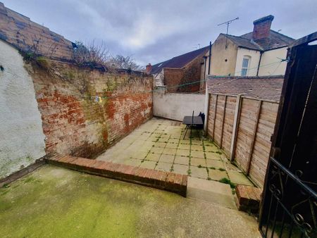 3 bedroom terraced house to rent - Photo 4