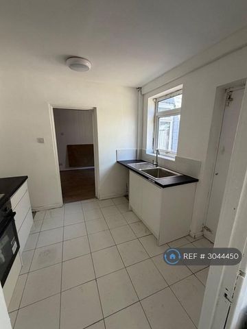 3 bedroom terraced house to rent - Photo 5