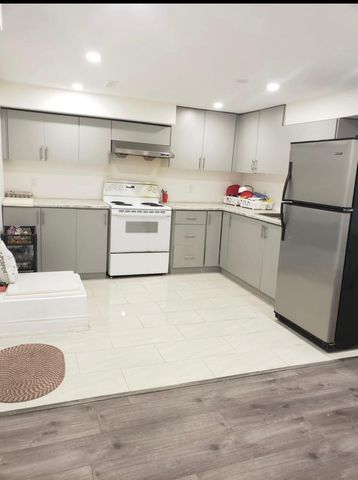 For Lease - 10 Newcastle Crescent, Brampton, Ontario - Photo 2