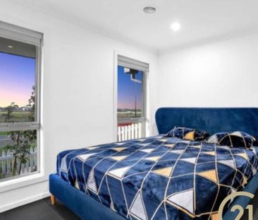 Modern Fully Upgraded Family Home – Prime Location & Ultimate Conve... - Photo 6