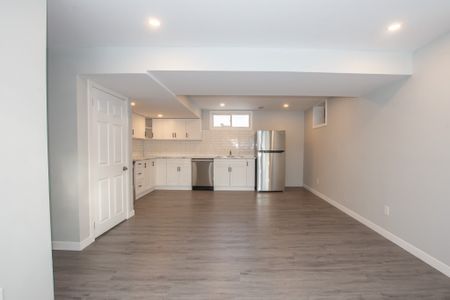 **STUNNING** 2 Bedroom Unit in Welland!! - Photo 2