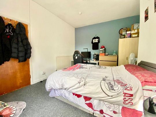 6 bedroom end of terrace house to rent - Photo 1