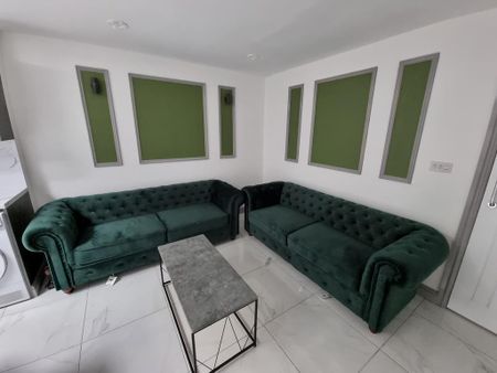 6 bedroom detached house to rent - Photo 2