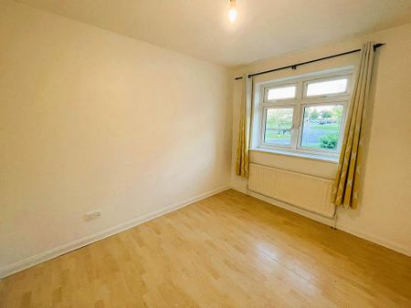 4 bedroom semi-detached house to rent - Photo 2