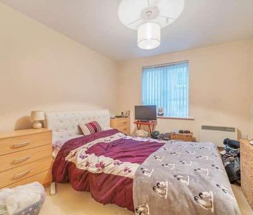 Katherine Court, Knaphill, GU21 - Photo 3