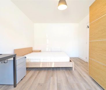 4 bedroom semi-detached house to rent - Photo 4