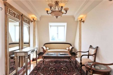 Generous and well-proportioned penthouse apartment set on the top floor of an imposing period development - Photo 4