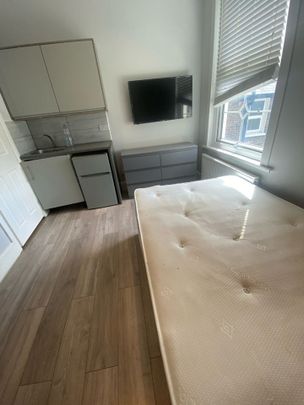 Studio Flat, Eros House, SE6 - Photo 1