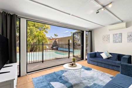 Spacious Family Home with Pool, Multiple Living Areas and Outdoor Entertaining - Photo 4