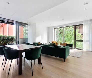 A modern 2 bedroom apartment set within the Embassy Gardens develop... - Photo 2