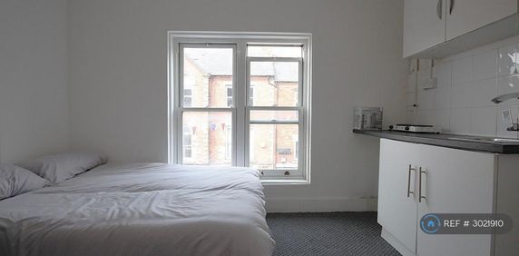 Studio to rent - Photo 2