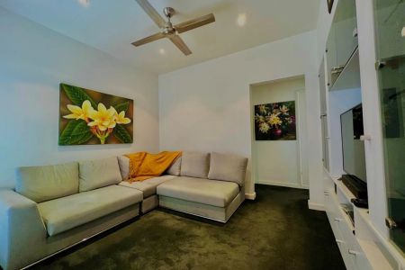 BOUTIQUE VILLA IN PRIZED BEACHSIDE POCKET! - Photo 3