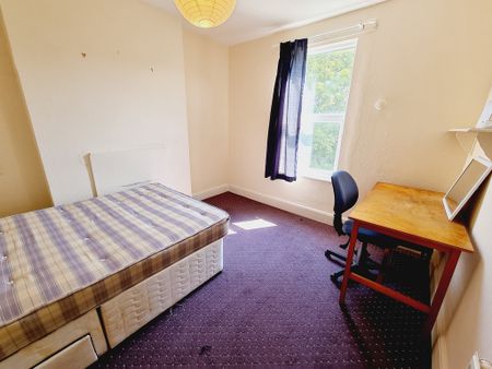 5 Bed Student Accommodation - Photo 3