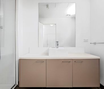 Ground Floor apartment with HUGE courtyard! - Photo 6