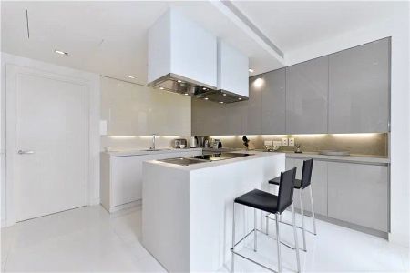 3 bedroom flat in London - Photo 2