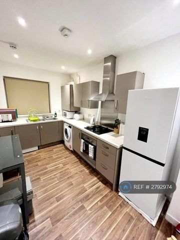 1 bedroom in a house share to rent - Photo 2