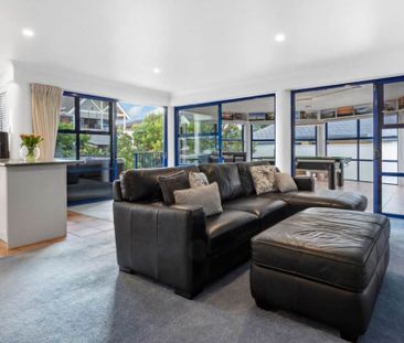 Live directly opposite the beautiful Orewa Beach! - Photo 1