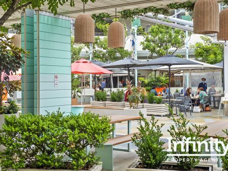 SPACIOUS SPLIT LEVEL 2 BEDROOM APARTMENT - Photo 4