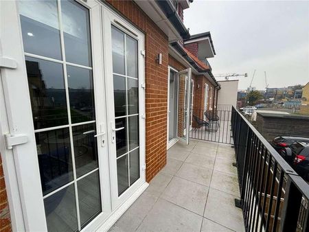 Drake Avenue, Staines-upon-thames, Surrey, TW18 - Photo 2