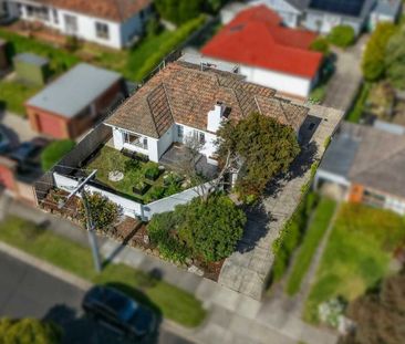 RENOVATED SPACIOUS 2/3 BEDROOM HOME - Photo 2