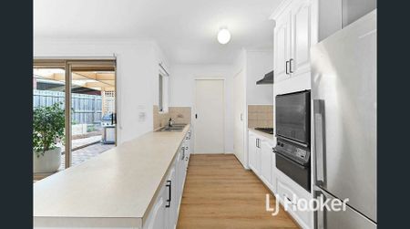 2/4 King David Court, Hampton Park VIC - Photo 2