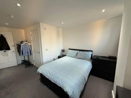 3 bedroom flat to rent - Photo 4