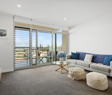 Stylish Living in the Heart of Como - Photo 2