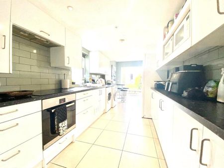 1 bedroom in a house share to rent - Photo 2