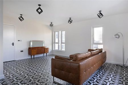 3 bedroom apartment to rent - Photo 2