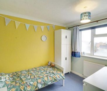 4 bedroom end of terrace house to rent - Photo 2