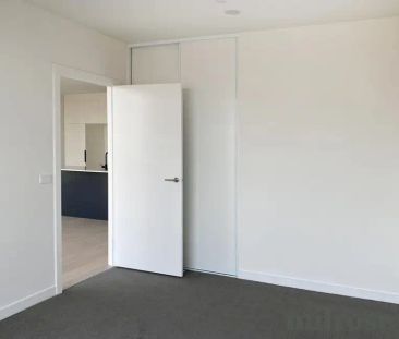 “Stunning Waterfront Apartment with Spectacular Views” - Photo 1