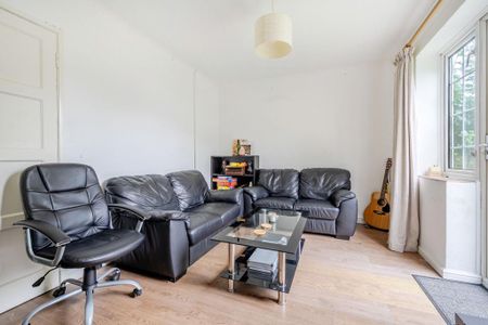 4 bedroom semi-detached house to rent - Photo 2