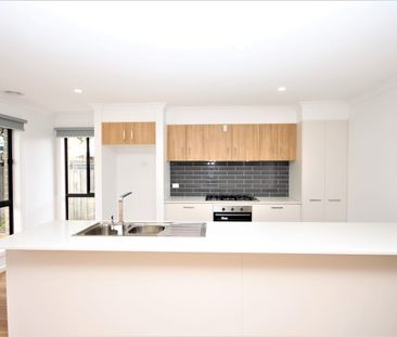 2/10 Hinchcliff Crescent, Newcomb, Vic 3219 - Photo 2