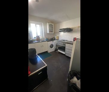 Room in a Shared House, Katherine Road, E6 - Photo 4